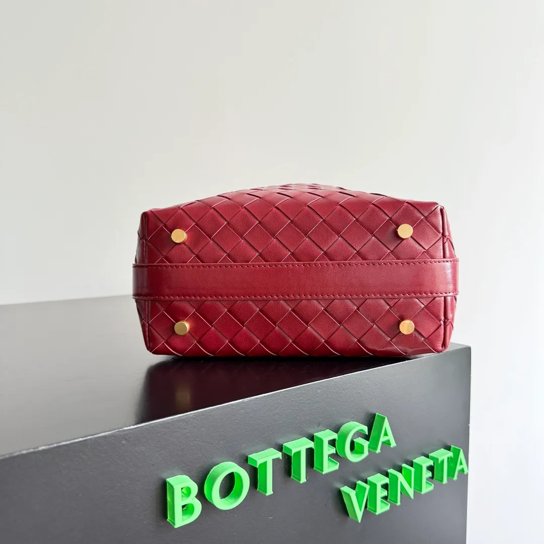 Batch 1360 It is predicted that BV Bottega’s lunch bag will be popular again this year. The entire bag is made of top nappa lambskin, which is very soft and lightweight. It also uses the intrecciato weaving process that the two founders spent several months developing from the beginning of the brand. It is completely hand-woven by Italian craftsmen. It perfectly reflects the craftsmanship of Bottega. The entire bag shape is also a very practical and popular lunch box bag type. The slightly curved arc of the bag mouth can also better fit our wrists. Style number: 754443 Size: 22*13*9cm